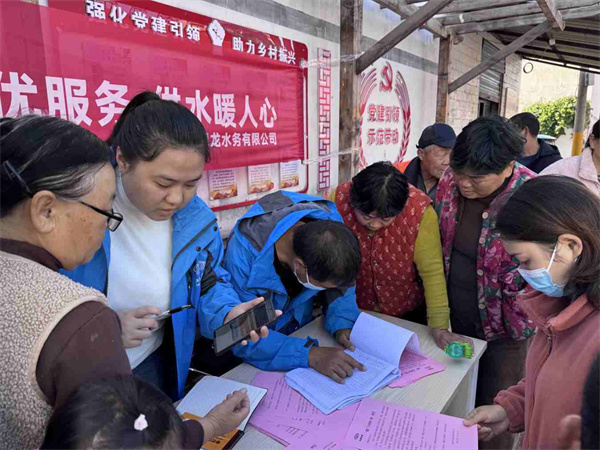 貼心服務(wù)暖民心  供水保障零距離   ——周口銀龍水務(wù)流動(dòng)服務(wù)進(jìn)社區(qū)，精準(zhǔn)破解城鄉(xiāng)用水難題